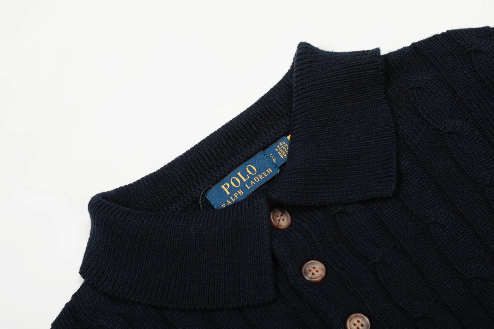 P250 Top quality" Style number: DS862# (not off the shelves all year round) [Ralph Lauren autumn and winter solid color pony embroidery logo knitted POLO lapel sweater] ✅Ralph Lauren Ralph Lauren classic basic lapel POLO same style knitted autumn and winter sweater for men and women ✅Main supplier platform live broadcast Wholesale entity Replenish when out of stock Not off the shelf ✅ZP quality 1:1 version Scan the code to enter the GF website Counter quality ✅Details and quality The only one in Guangzhou Imported high-quality cotton yarn, focusing on high-end, cost-effective, good quality needless to say ✅The version is restored to the original order, the maximum size can be worn up to 190 pounds, loose, comfortable and stress-free ✅The upper body is simple and easy to match, a must-have for men ootd, good-looking clothes are never picky, a must-have recommendation for couples' wardrobes Size: S-XL Color: Black White Gray Khaki Navy Blue White Label Navy Blue Red Label